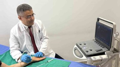 Fiziksel Tıp ve Rehabilitasyon Uzmanı Prof. Dr. İrfan Koca, el,