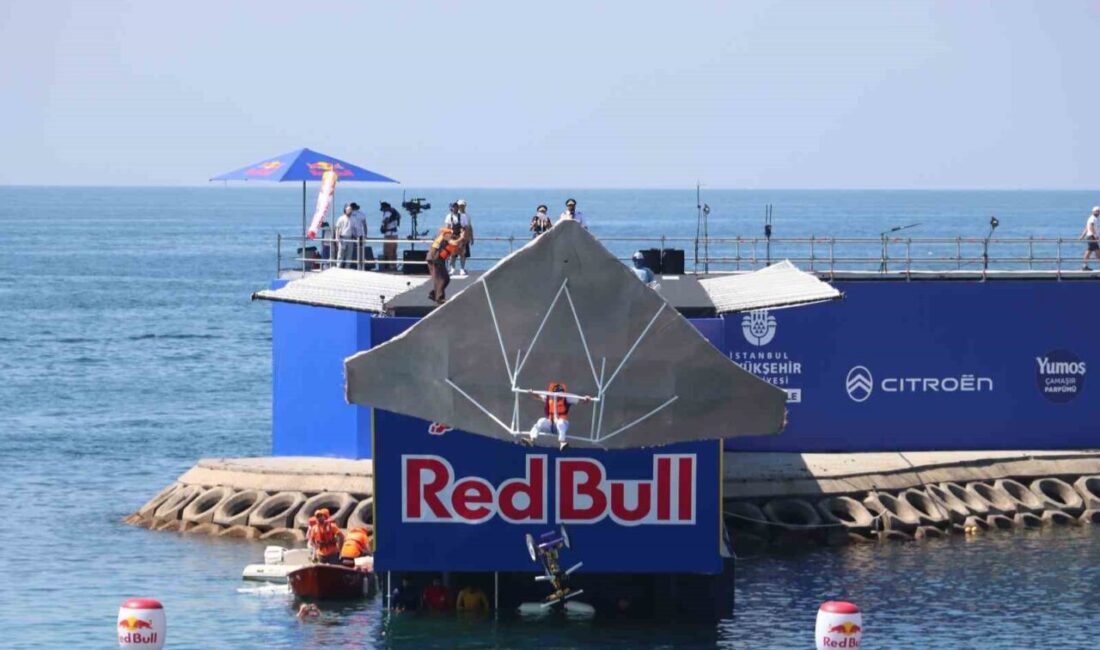 Red Bull Uçuş Günü, binlerce kişinin katılımıyla İstanbul Caddebostan Sahili’nde