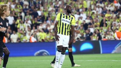 Fenerbahçe’nin Belçikalı yıldızı Romelu Lukaku, sarı-lacivertli formayı ilk kez Lyon