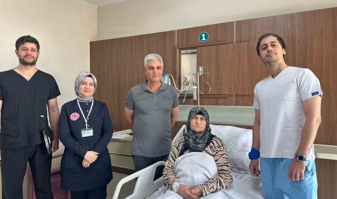 Siirt Eğitim ve Araştırma Hastanesi’nde, daha önce uygulanan diz protezinde