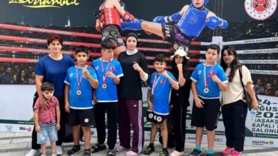 İstanbul’da düzenlenen Minik Yıldızlar Türkiye Muaythai Şampiyonası’nda Sivas’ı temsil eden