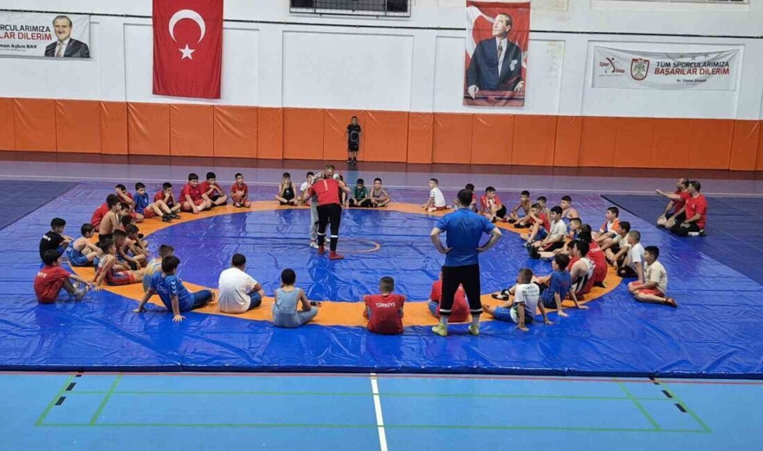 Minikler Güreş Serbest Stil Gelişim Kampları’nın bir ayağı Sivas’ta başladı.