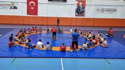Minikler Güreş Serbest Stil Gelişim Kampları’nın bir ayağı Sivas’ta başladı.