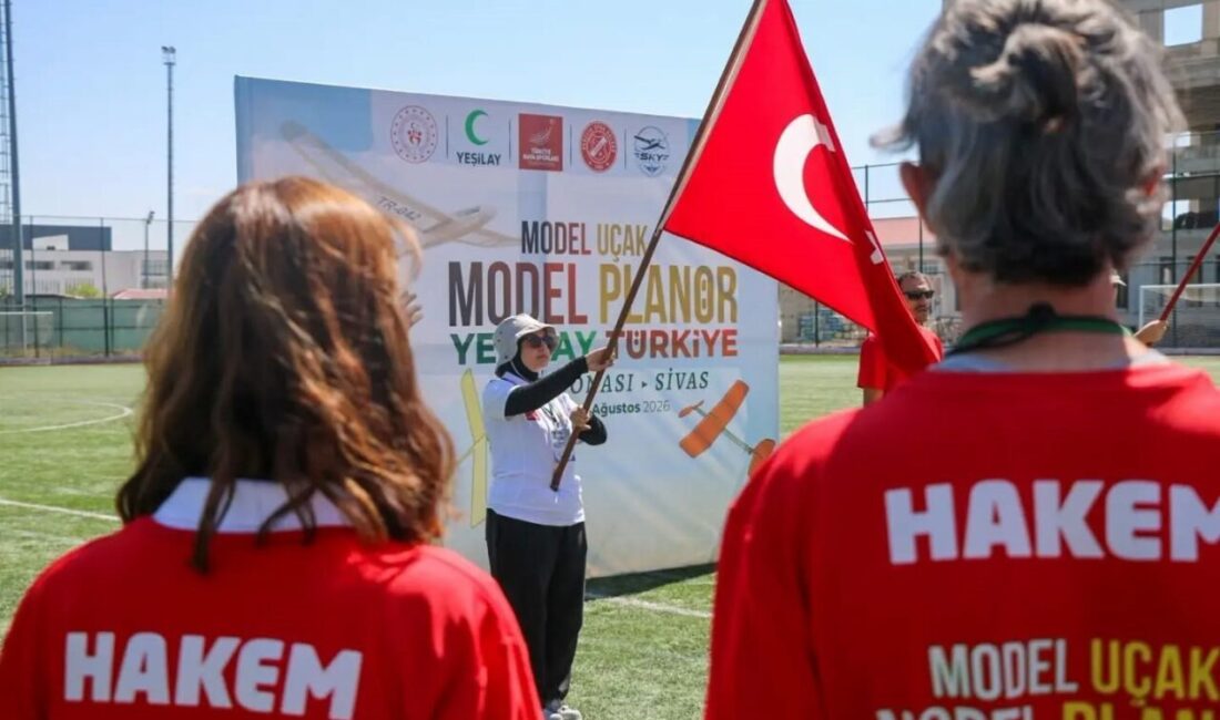 Sivas’ta düzenlenen Model Uçak-Model Planör Yeşilay Türkiye Şampiyonası, açılış seremonisinin