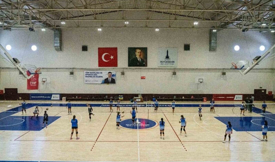 İzmir Büyükşehir Belediyesi’nin yaz spor okullarında voleybol eğitimi alan çocuklar,