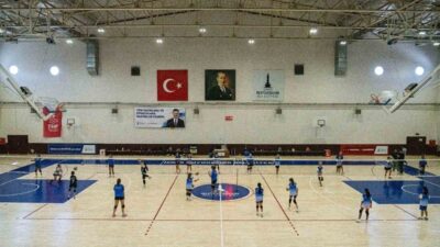 İzmir Büyükşehir Belediyesi’nin yaz spor okullarında voleybol eğitimi alan çocuklar,