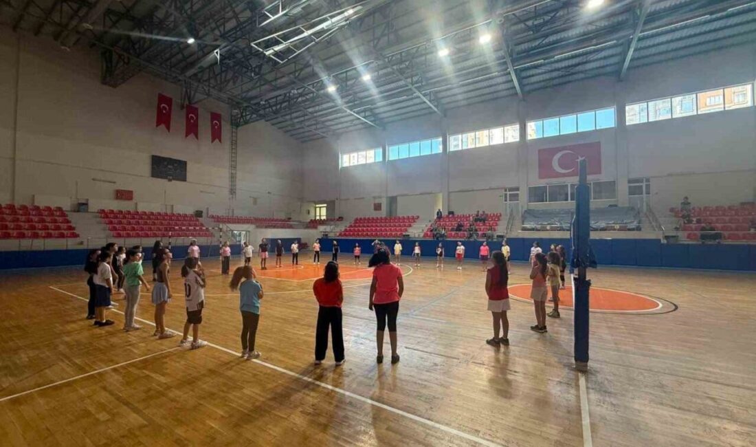 Talas’ta Yaz Spor Okulları doludizgin devam ediyor Talas’ta çocuklar ve gençler, yaz tatilini sporla değerlendiriyor. Alanında uzman