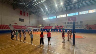 Talas’ta çocuklar ve gençler, yaz tatilini sporla değerlendiriyor. Alanında uzman