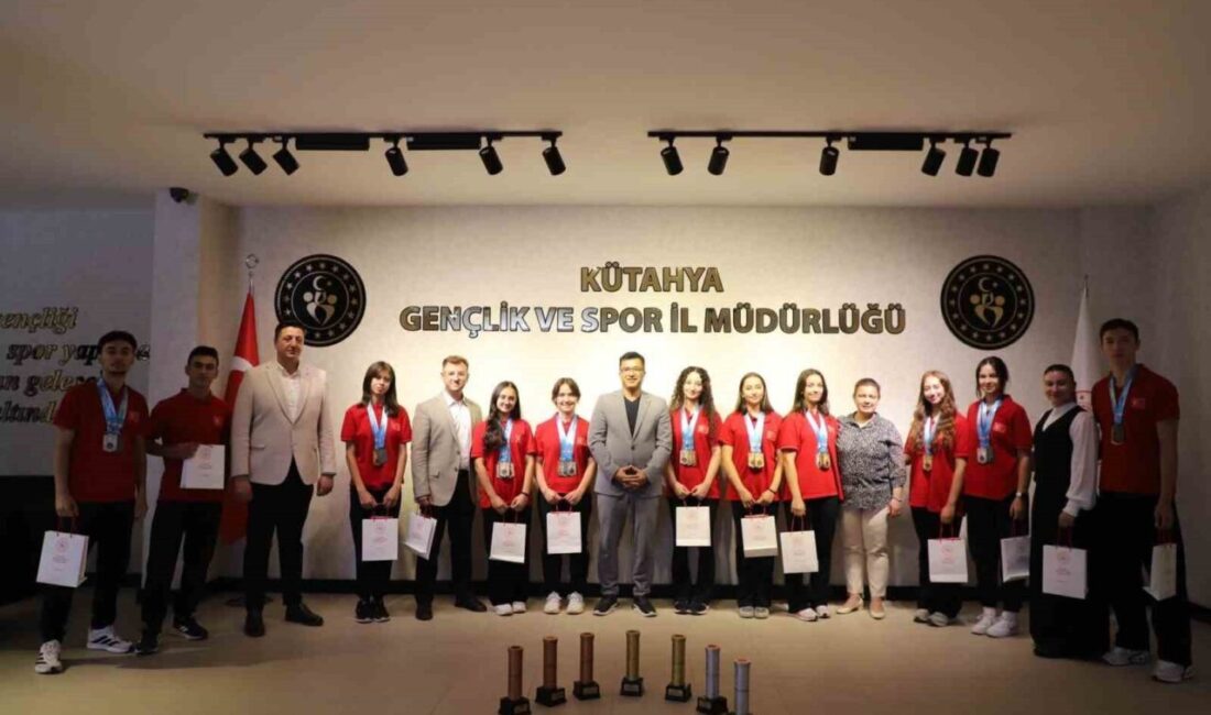 Tavşanlı’nın başarılı sporcuları 7 kupa ve 19 Türkiye derecesi elde etti Kütahya’nın Tavşanlı Spor Kulübü bünyesinde faaliyet gösteren ve 7 kupa,