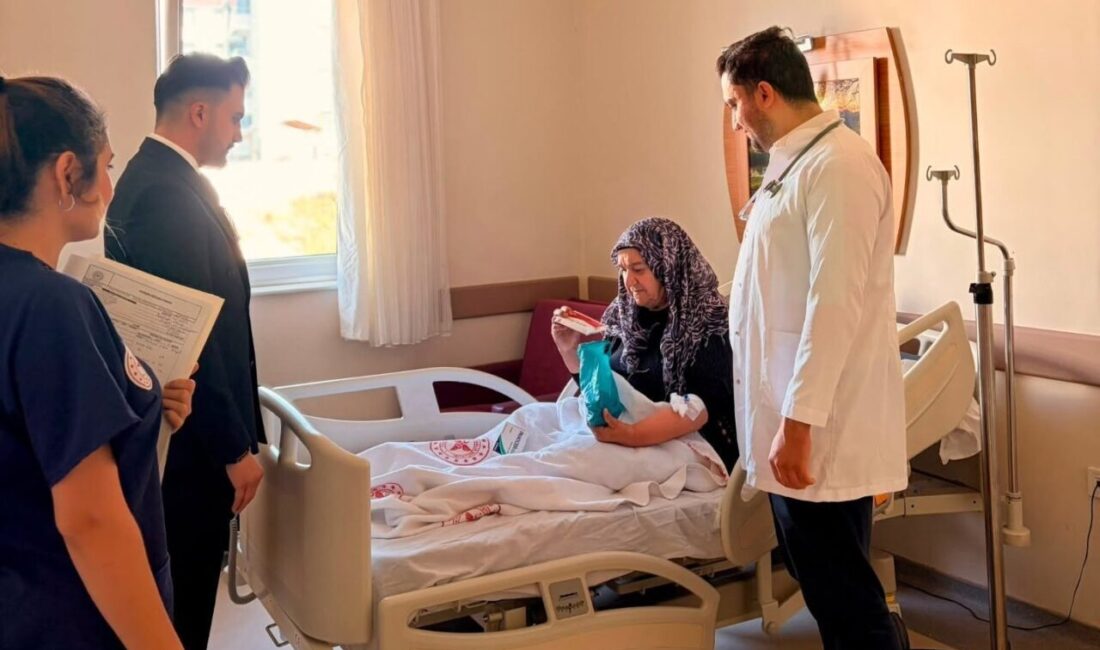 Tercan İlçe Devlet Hastanesi’nde yatarak tedavi gören hastalar ziyaret edildi.