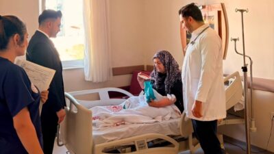 Tercan İlçe Devlet Hastanesi’nde yatarak tedavi gören hastalar ziyaret edildi.