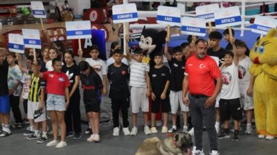 Sivas’ta başlayan U-13 Kadın-Erkek Türkiye Ferdi Boks Şampiyonası tüm hızıyla