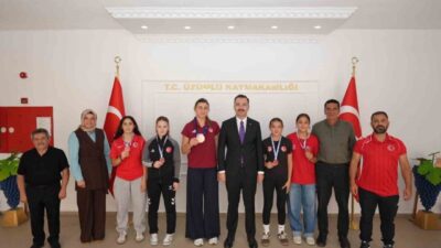 Erzincan’ın Üzümlü ilçesinde güreş branşında önemli dereceler elde eden sporcular,
