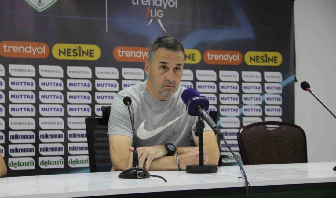 Yalçın Koşukavak: “Hakem triosunu tebrik ediyorum” Muğlaspor Teknik Direktörü Yalçın Koşukavak, Bandırmaspor maçının ardından, “Hakem triosunu