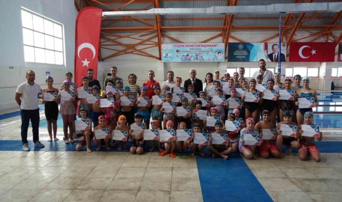 Düzce’de Yaz Spor Okulları kapsamında yüzme eğitimi alan öğrenciler, eğitimlerini