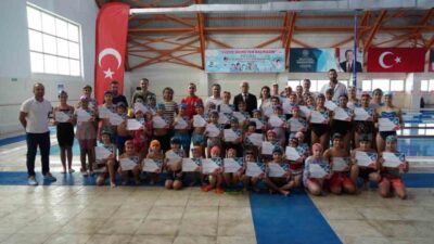 Düzce’de Yaz Spor Okulları kapsamında yüzme eğitimi alan öğrenciler, eğitimlerini