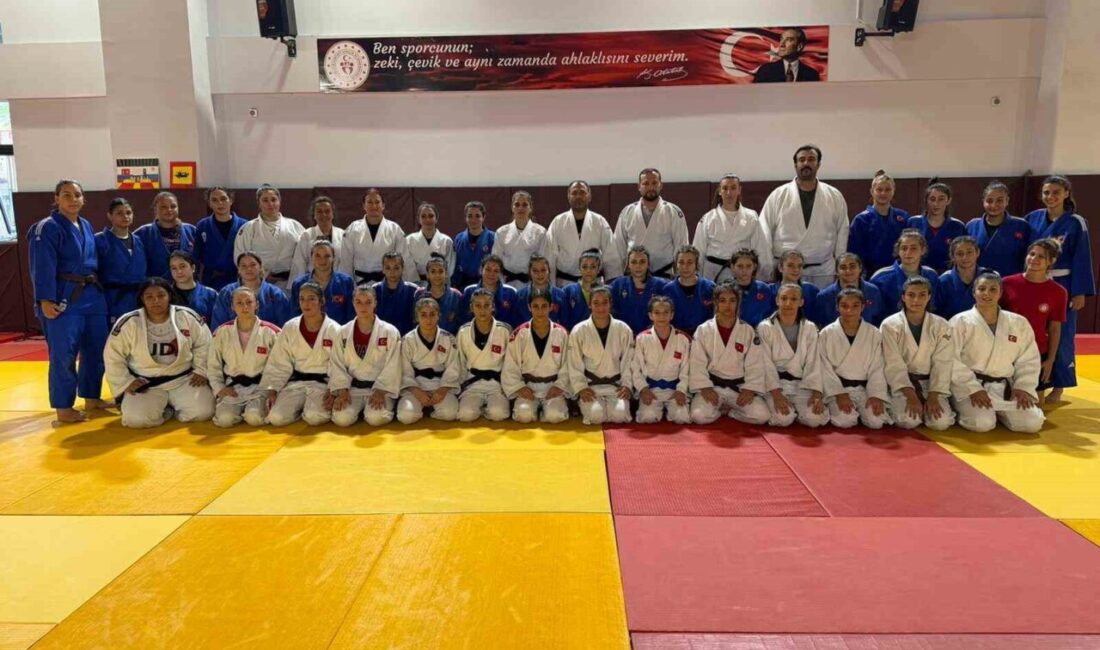 Türkiye’nin farklı illerinden gelen yaklaşık 45 sporcudan oluşan Yıldız Kadın