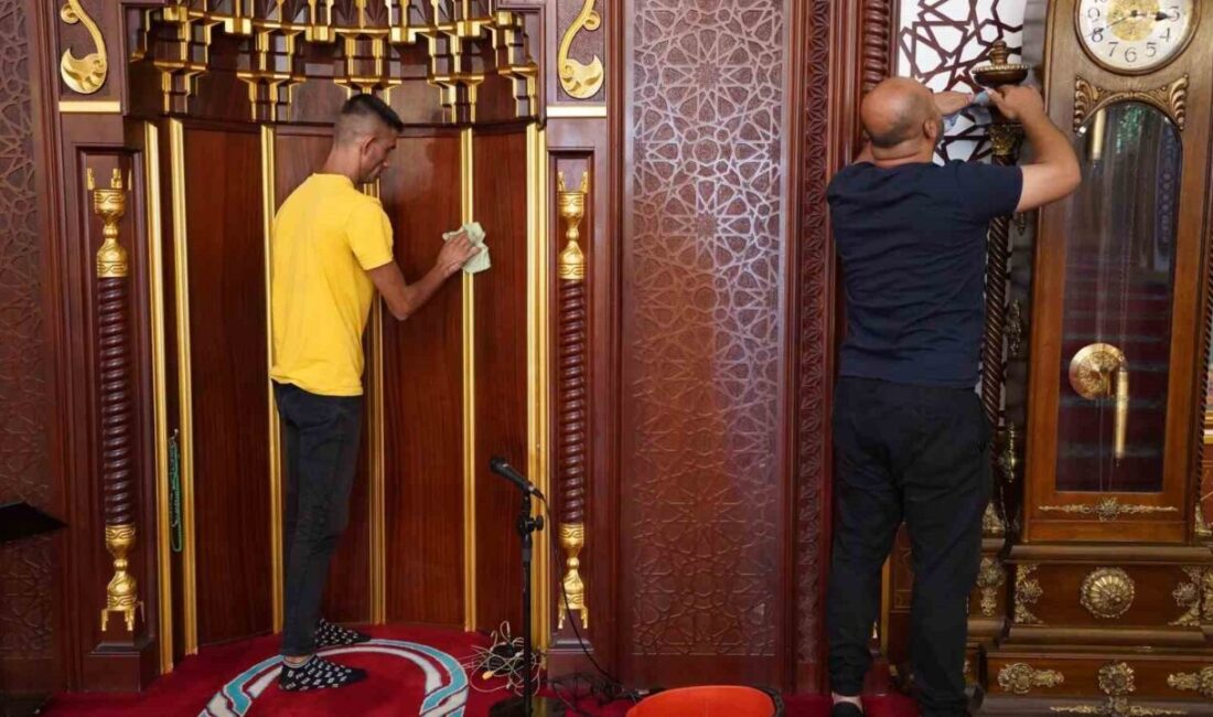 Yunusemre Belediyesi, ilçe genelindeki ibadethanelerde temizlik çalışmalarını sürdürüyor. Çalışmalar kapsamında