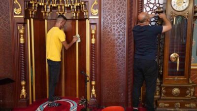 Yunusemre Belediyesi, ilçe genelindeki ibadethanelerde temizlik çalışmalarını sürdürüyor. Çalışmalar kapsamında