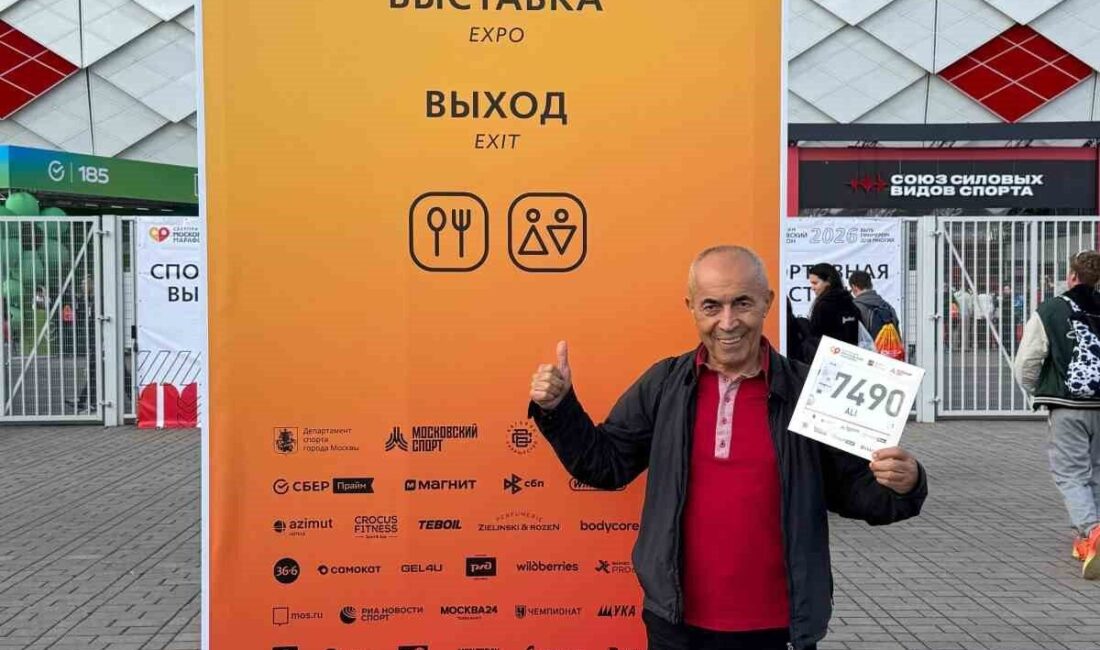 Rusya’nın başkenti Moskova’da düzenlenen 2026 Moskova Maratonu’na katılan “Demir Adam”