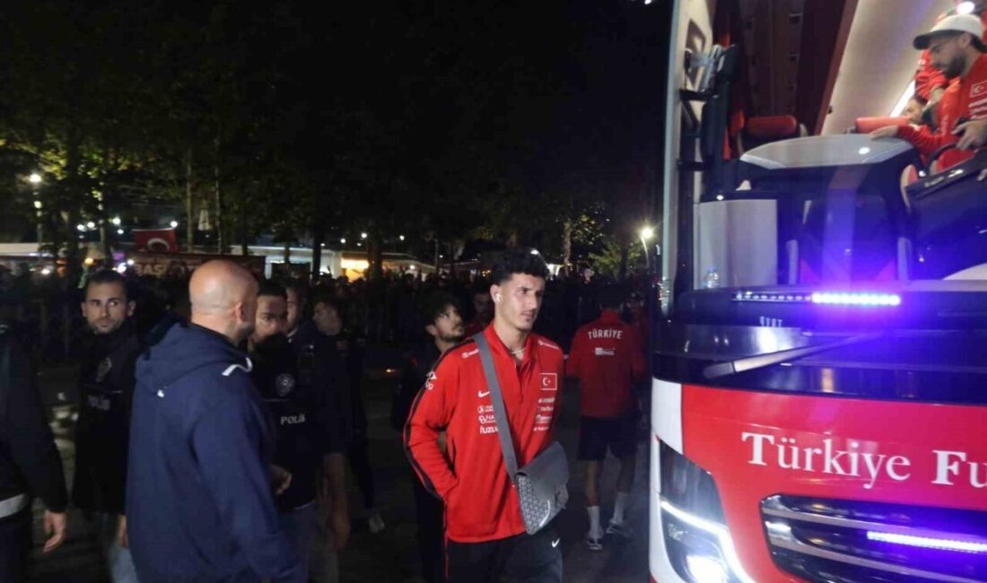 A Milli Futbol Takımı’nı otel önünde yüzlerce taraftar karşıladı A Milli Futbol Takımı, Fransa maçı öncesi Kocaeli Stadyumu’nda gerçekleştirdiği