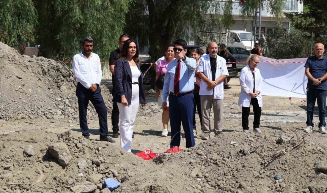 Hatay’ın Arsuz ilçesinde deprem sonrası yıkılan Akçalı Aile Sağlığı Merkezi’nin
