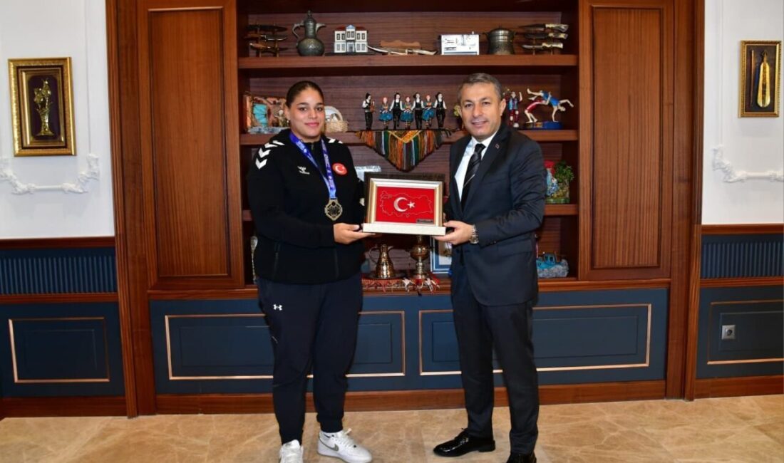Avrupa Şampiyonu bayan millî boksörleri kabul etti Trabzon Valisi Tahir Şahin, Bulgaristan’da yapılan 2026 Büyük Kadınlar Avrupa