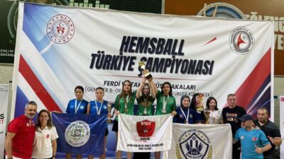 Muğla’da düzenlenen 3. Gençler-Büyükler Ferdi-Çiftler Hemsball Türkiye Şampiyonası’nda mücadele eden