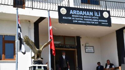 Ardahan’ın Beşiktaş Köyü’nde yapılan kartal heykeli, siyah-beyaz renklere gönül verenlerin