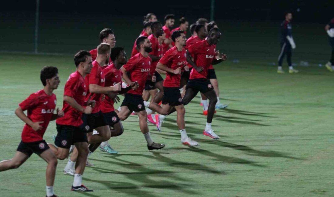 Çorum FK Teknik Direktörü Burak Yılmaz, takımın başında ilk antrenmanına