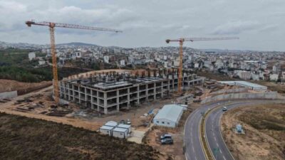 Çayırova Belediye Başkanı Bünyamin Çiftçi, yapımı devam eden 200 yataklı