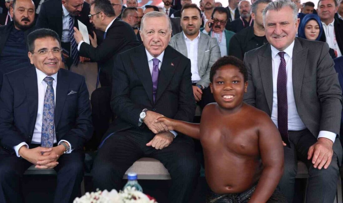 Cumhurbaşkanı Recep Tayyip Erdoğan’ın yakından ilgilenerek sohbet eden Tanzanyalı minik