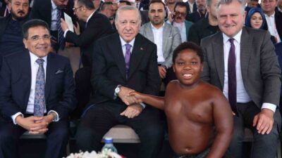 Cumhurbaşkanı Recep Tayyip Erdoğan’ın yakından ilgilenerek sohbet eden Tanzanyalı minik