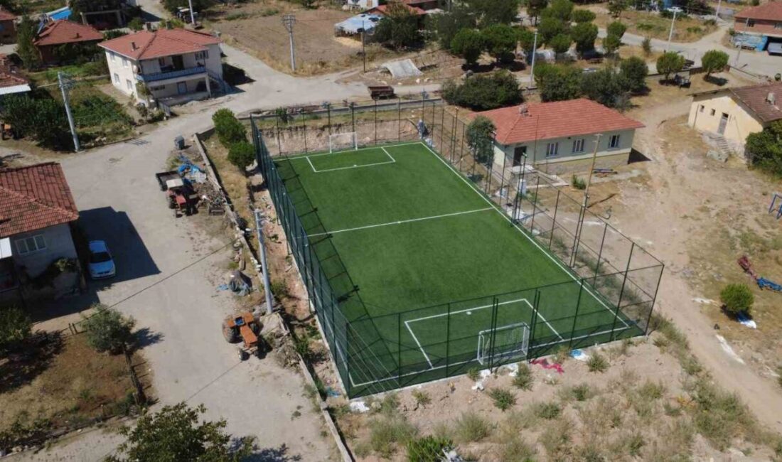 Demirci’de 11 kırsal mahalleye halı saha Manisa’nın Demirci ilçesinde gençlerin spor yapabileceği alanları artırmak amacıyla başlatılan
