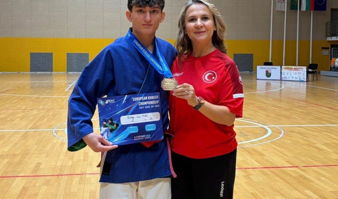 Düzceli sporcular Rutkay Çil, Ayşe Ecrin Tayar ve Eftal Çetinkaya,