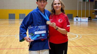 Düzceli sporcular Rutkay Çil, Ayşe Ecrin Tayar ve Eftal Çetinkaya,