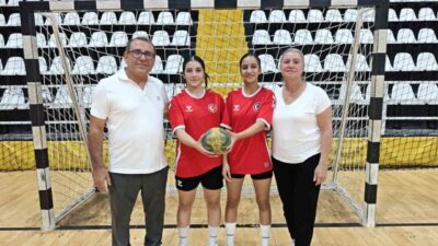 Elazığlı sporcular Ecrin Akbulut ve Yağmur Beren Kılıç, Hentbol U15
