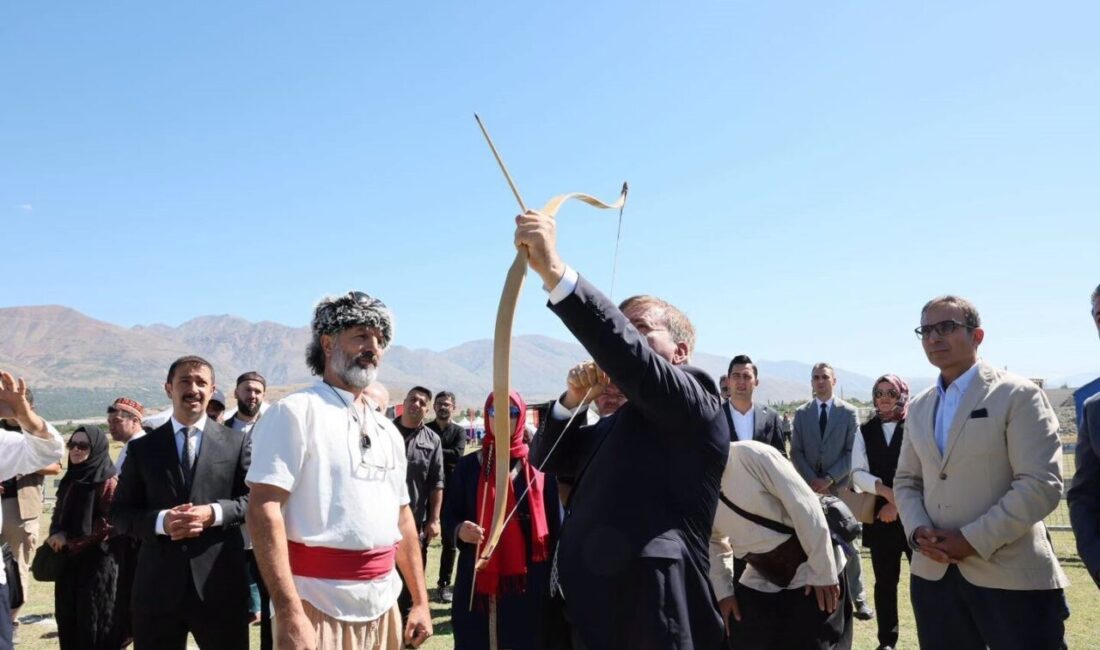 Erzincan’da düzenlenen Mengücek Melik Gazi Hava Koşusu, açılış töreniyle başladı.