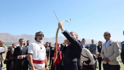 Erzincan’da düzenlenen Mengücek Melik Gazi Hava Koşusu, açılış töreniyle başladı.