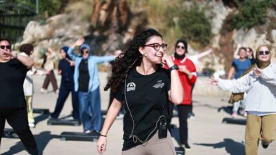 Gebze’de kadınlar, sahilde eğitmen eşliğinde step ve aerobik yaparak açık