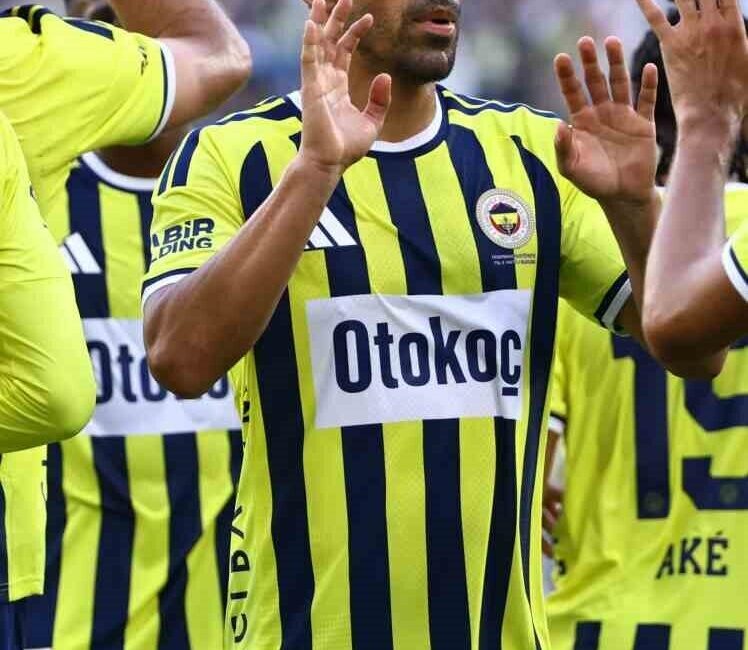 Fenerbahçe’nin milli futbolcusu İrfan Can Kahveci, Eyüpspor maçında gol kaydederken,