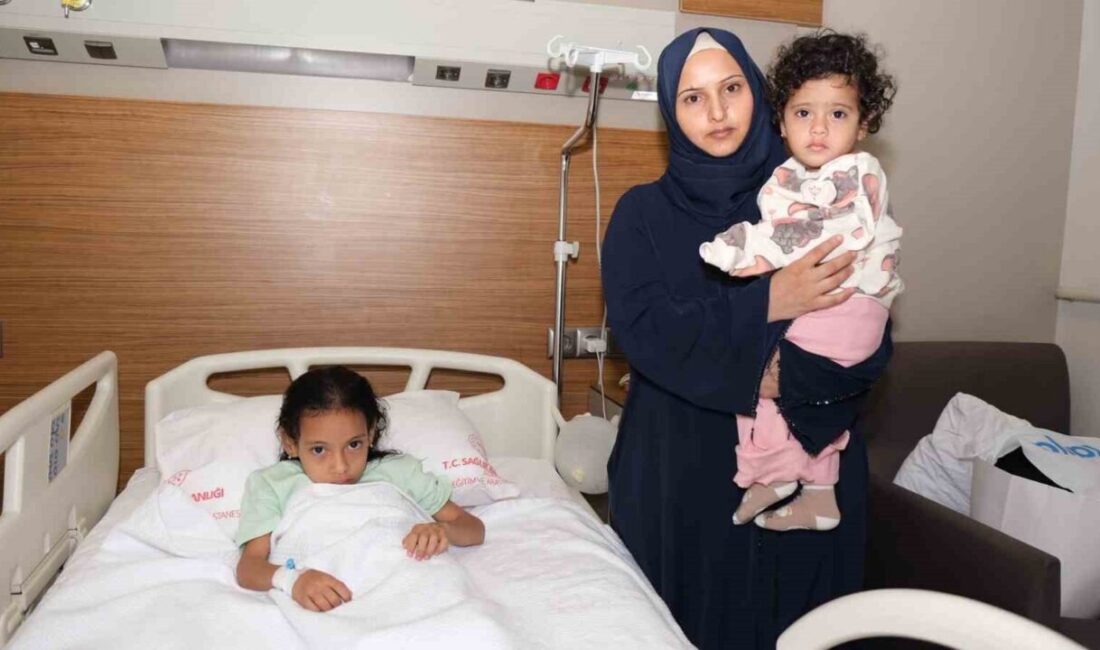 Sağlık Bakanı Kemal Memişoğlu, İsrail’in saldırılarında omurgasından yaralanan Filistinli çocuk