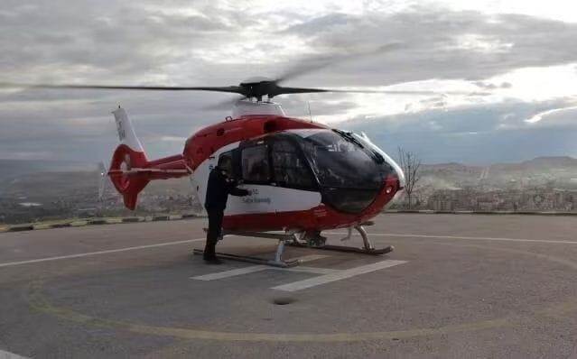 Ankara’nın Beypazarı ilçesinde kalp krizi geçiren vatandaş, helikopter ambulansla Ankara