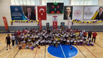 Karaman’da yaklaşık 200 öğrencinin katılımıyla “Altın Bilekler Basketbol Şöleni” düzenlendi.