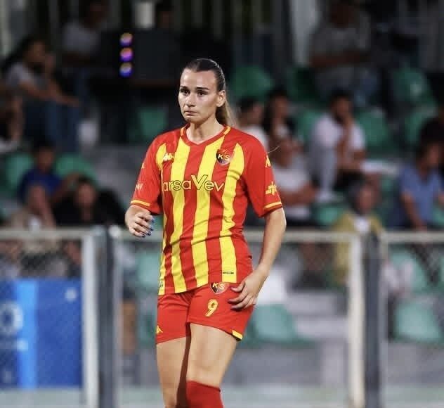 Kayseri Kadın FK ilk mağlubiyetini aldı Kayseri Kadın Futbol Kulübü bu sezon ligdeki ilk mağlubiyetini aldı.
