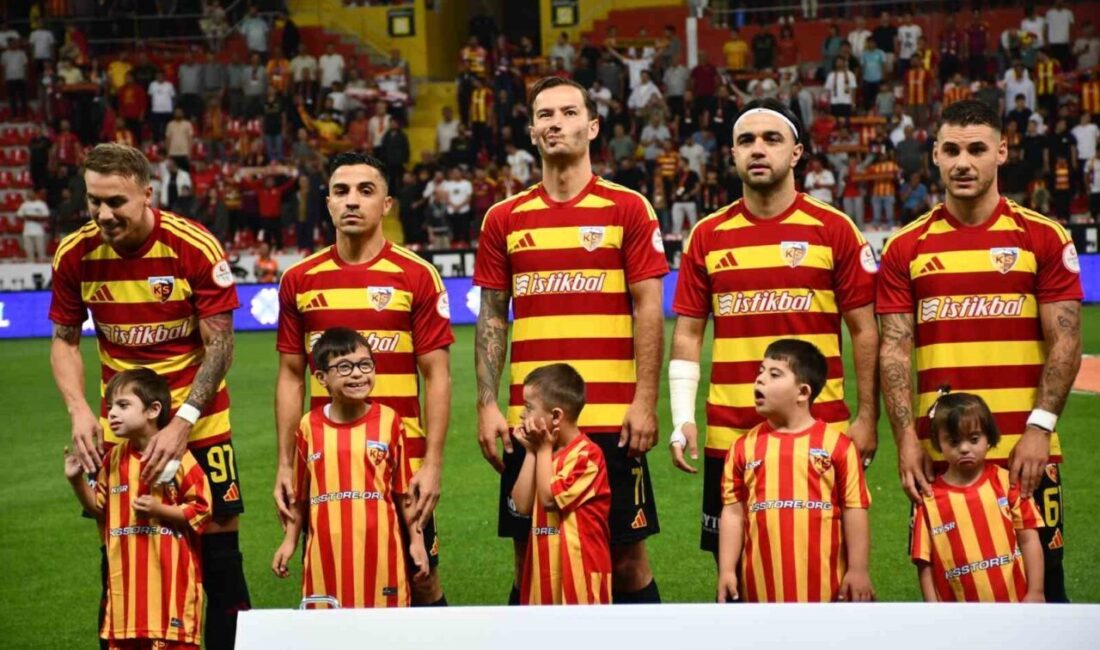 Kayserispor-İstanbulspor maçı seramonisinde Down sendromlu minik kalpler vardı Kayserispor-İstanbulspor maçı seramonisine her iki takımın futbolcuları Down sendromlu çocuklarla