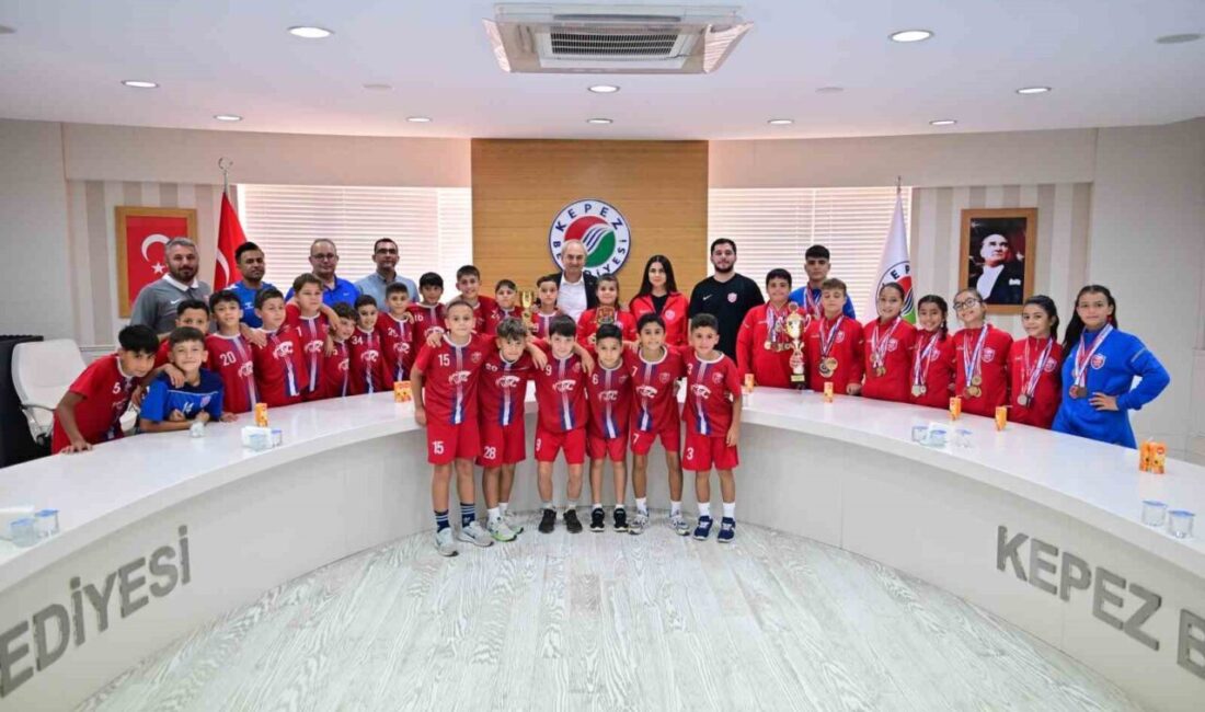 Kocagöz, genç şampiyonları ağırladı Kepez Belediyesi Spor Kulübü’nün futbol ve güreş takımları, elde ettikleri