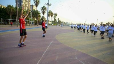 Mersin’de Avrupa Hareketlilik Haftası kapsamında vatandaşlar deniz manzarası eşliğinde sabah