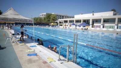 Mersin Büyükşehir Belediyesi tarafından düzenlenen ücretsiz yüzme kurslarında yaz sezonu