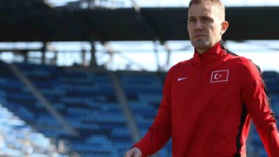 Fenerbahçe’nin deneyimli kalecisi Mert Günok, milli takım kariyerini noktaladığını açıkladı.